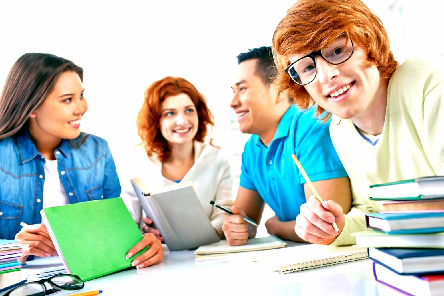 Moderne Büroumgebung mit technischer Ausstattung für Geschäftskommunikation